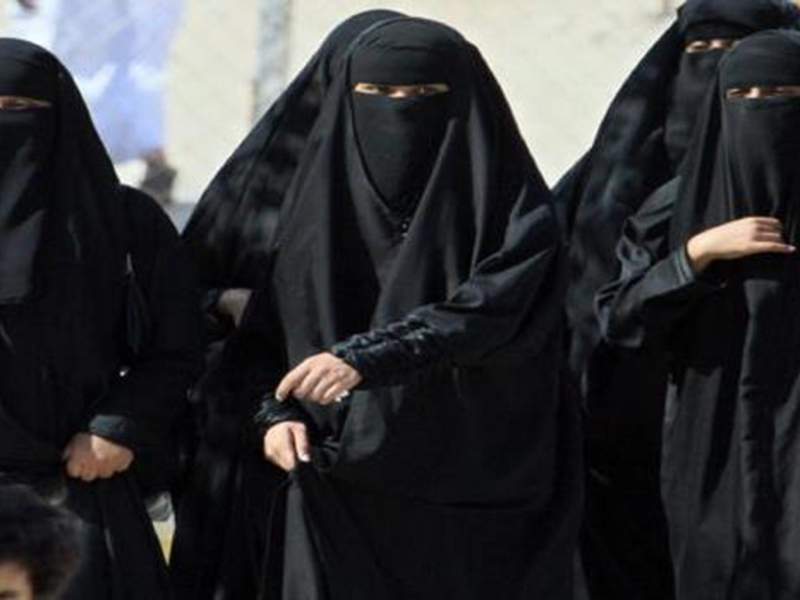 اضغط لمشاهدة الفيديو: المطلق يضع حدًا في شكل عباءة المرأة ويوجه رسالة خاصة للآباء